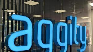 Logotipo del grupo tecnológico español aggity sobre una pared