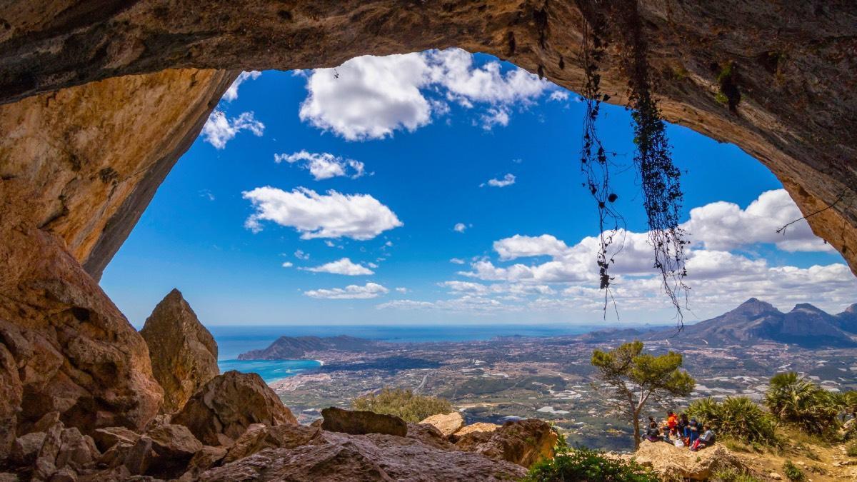 La ruta circular más espectacular de la Península esconde un túnel natural de 15 metros que tiene las mejores vistas al Mediterráneo