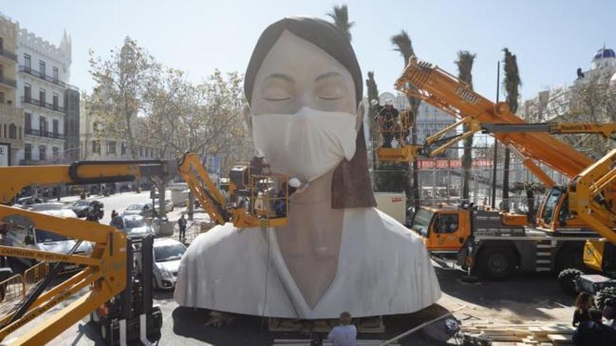 Colocan una mascarilla a la figura de la falla municipal de València