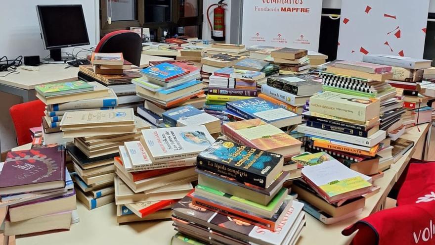 Los libros 8 Una mesa llena de libros donados por empresas y particulares para crear la biblioteca-hotel de la localidad turolense de Libros. | MI PUEBLO LEE