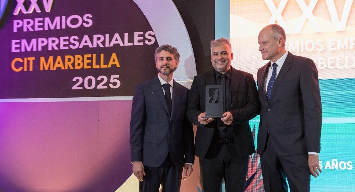 El CEO de Pura Envidia, Habacuc Rodríguez, recibe el prenio otorgado por el Círculo de Empresarios y Profesionales (CIT) de Marbella.