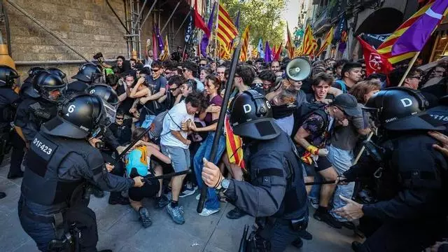 Els Mossos carreguen contra independentistes d'esquerra que s'oposen a la presència d'Aliança al Fossar de les Moreres