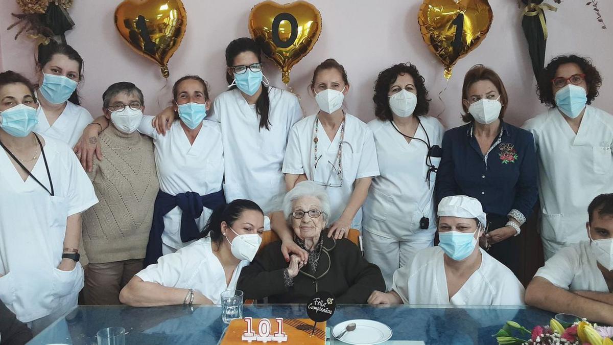 Ana Blanco celebrando su 101 cumpleaños.