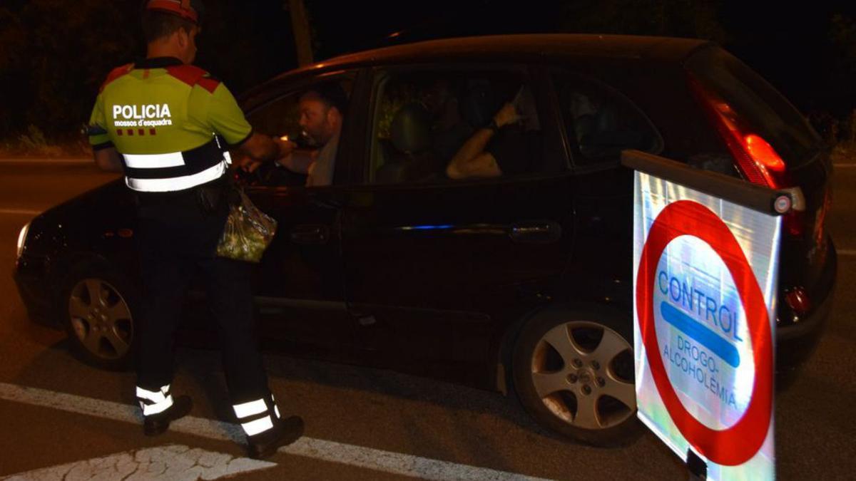 Un control dels Mossos d’Esquadra en una imatge d&#039;arxiu