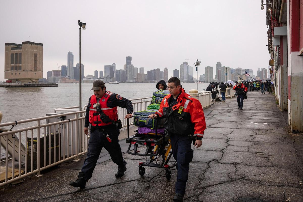 Cinco turistas catalanes y el piloto mueren al caer un helicóptero en el río Hudson de Nueva York