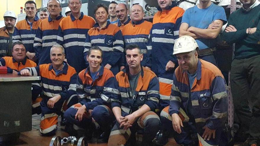 Miembros y colaboradores del CODIS posan con un grupo de mineros antes de su visita al pozo Sotón.