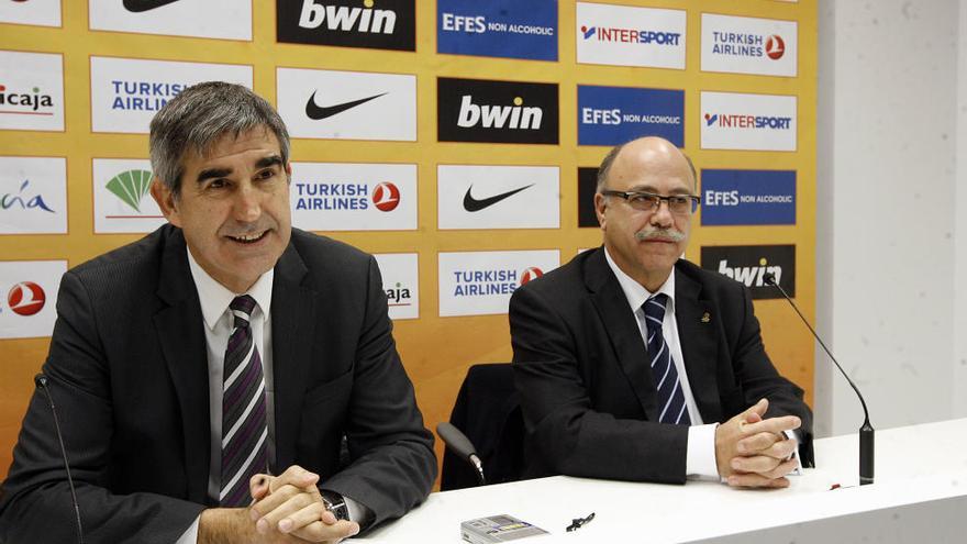 La Euroliga, representada por Jordi Bertomeu, junto al presidente del Unicaja, Eduardo García, en una comparecencia, juntos en el Carpena.