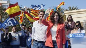 La presidenta de la Comunidad de Madrid, Isabel Díaz Ayuso, junto al presidente de la Comunidad valenciana, Carlos Mazón, en Valencia.