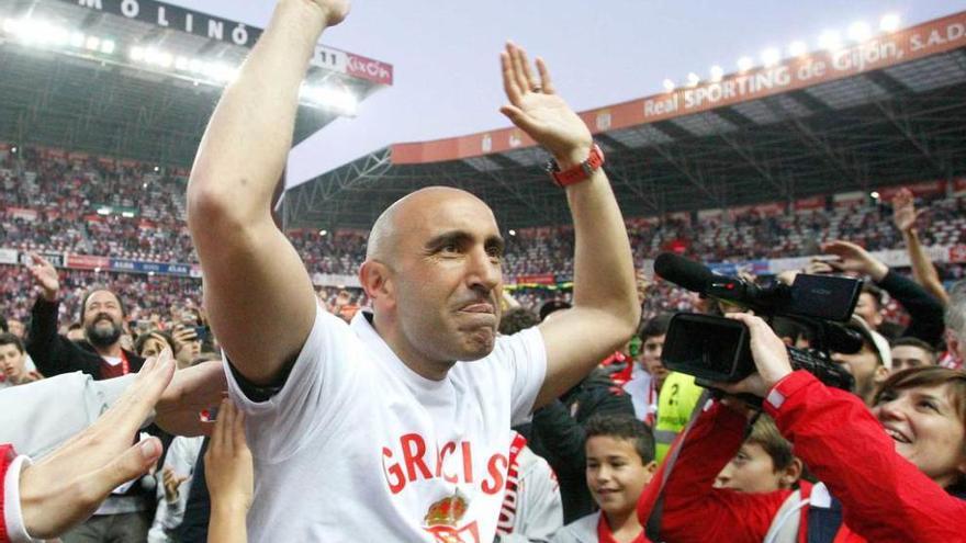 Abelardo saluda a los aficionados desde el terreno de juego. j. j.