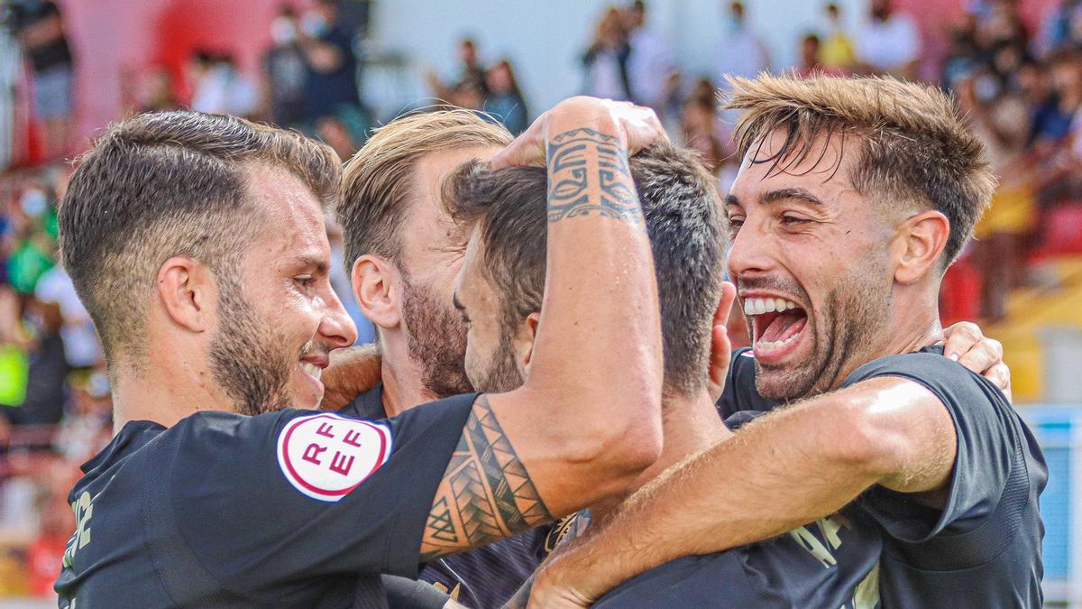 Los jugadores del Intercity celebran el gol de la victoria