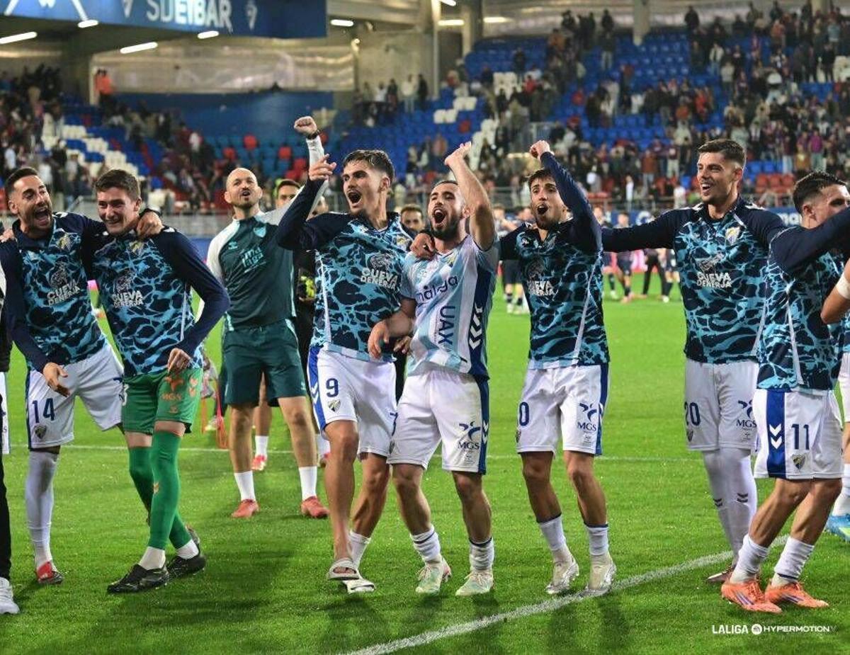 Así festejaron los jugadores malaguistas el importante e histórico triunfo en Ipurúa.