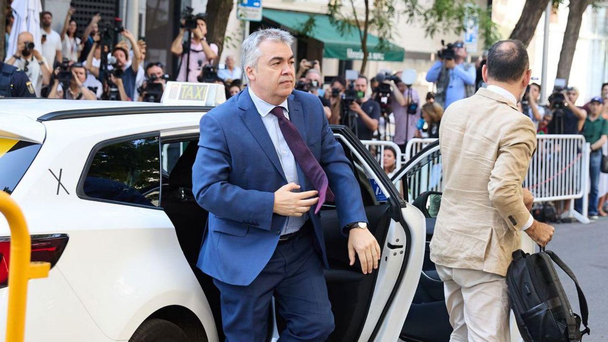 Santos Cerdán y su abogado, dándole la espalda.