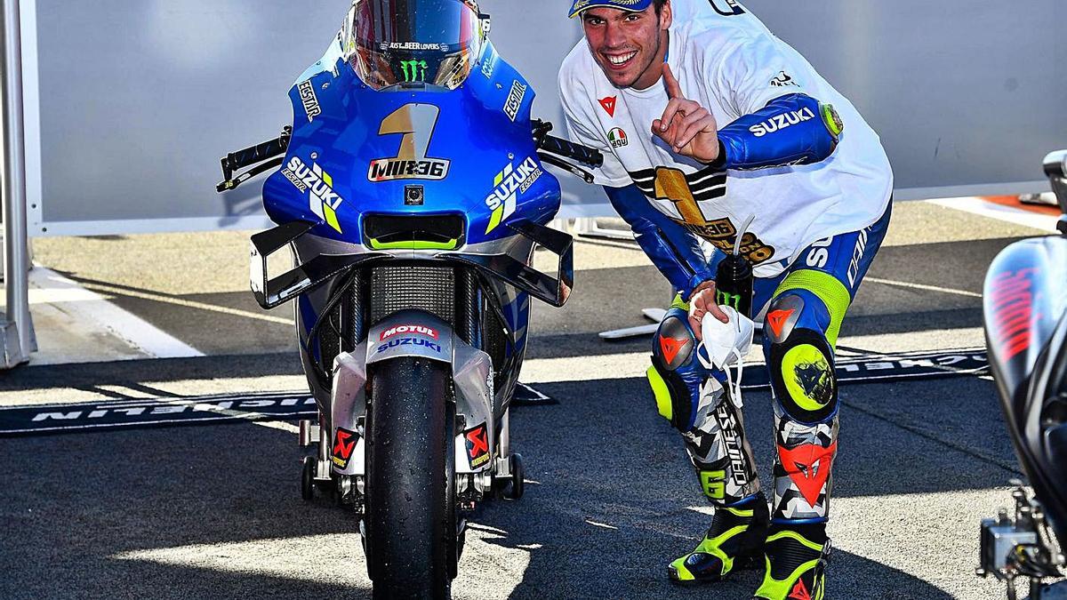 Joan Mir, junto a su moto, tras proclamarse campeón en la cateogoría reina.