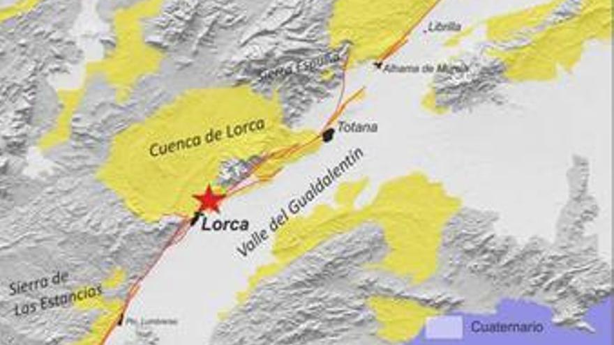 Bomberos de Madrid trabajan en la falla que causó el terremoto de Lorca