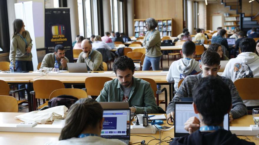 Participantes en el Merkle Datathon, ayer, en la biblioteca de la Escuela Politécnica.