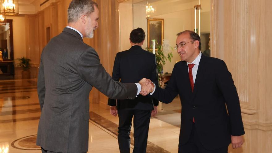 Los alcaldes de Cáceres y Mérida, recibidos por el Rey en el Palacio de La Zarzuela