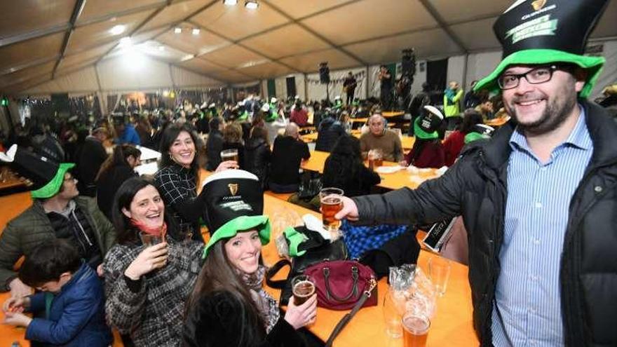 Un grupo de amigos celebrando el San Patricio. // Gustavo Santos