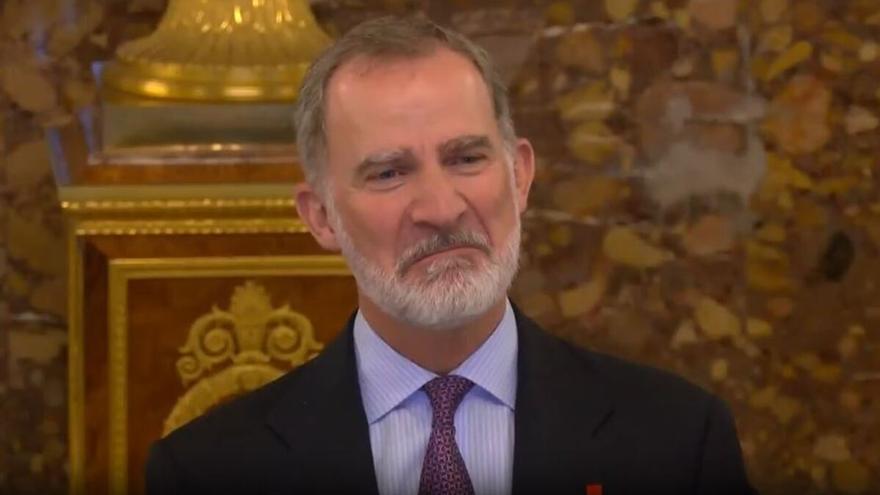 La cara que se le queda a Felipe VI ante el inesperado brindis de sus hijas en su honor