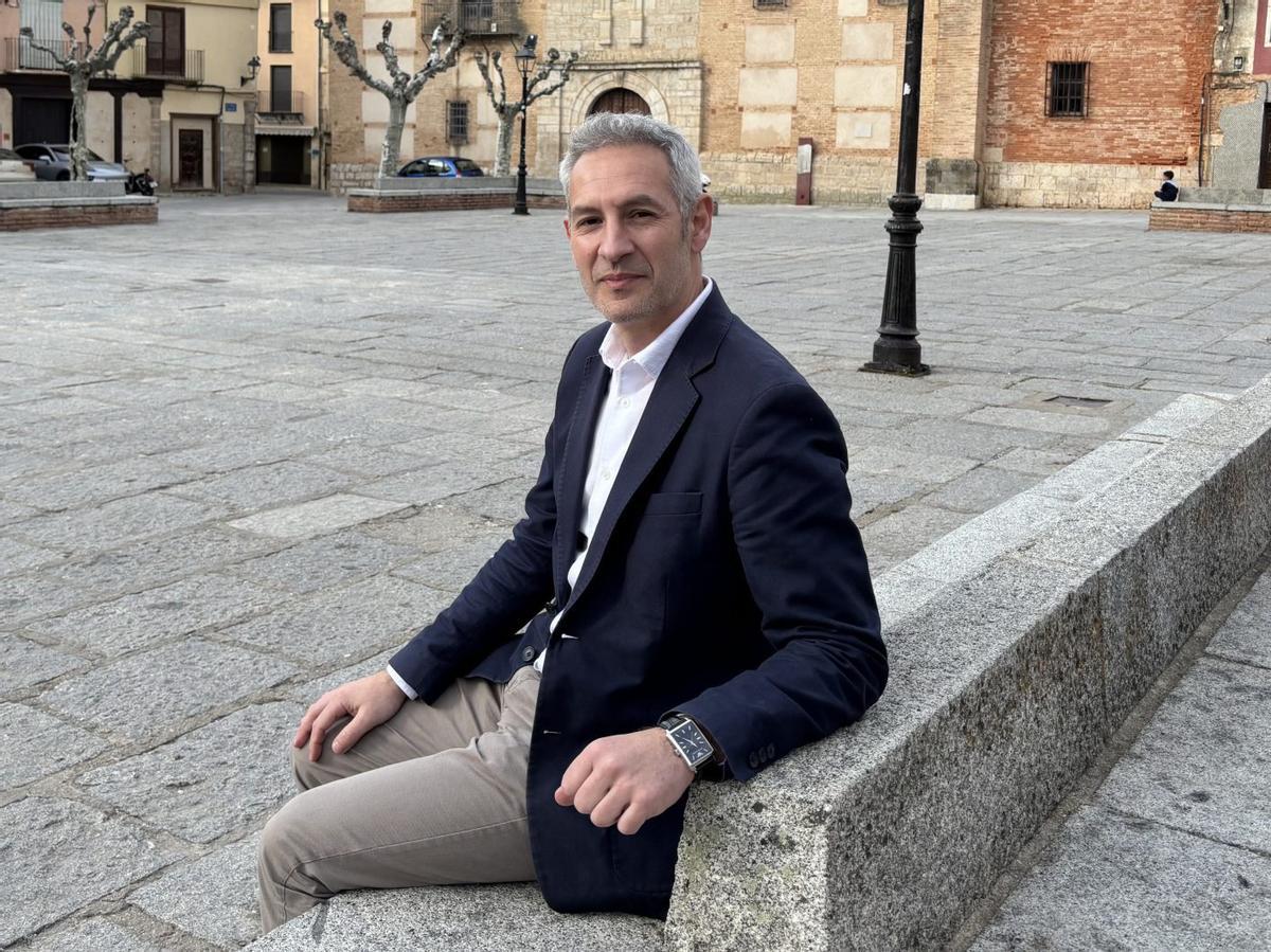 Carlos Rodríguez Casares, nuevo alcalde de la ciudad, sentado en los bancos de piedra de la cénttrica plaza de La Glorieta. | CEDIDA