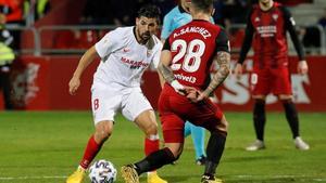 Nolito juega un balon ante Sanchez, del Mirandes, durante el partido de octavos de final de la Copa del Rey en Miranda de Ebro.