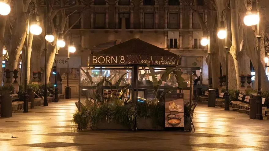 VÍDEO | Las terrazas del Passeig del Born de Palma no se retiran ni de noche