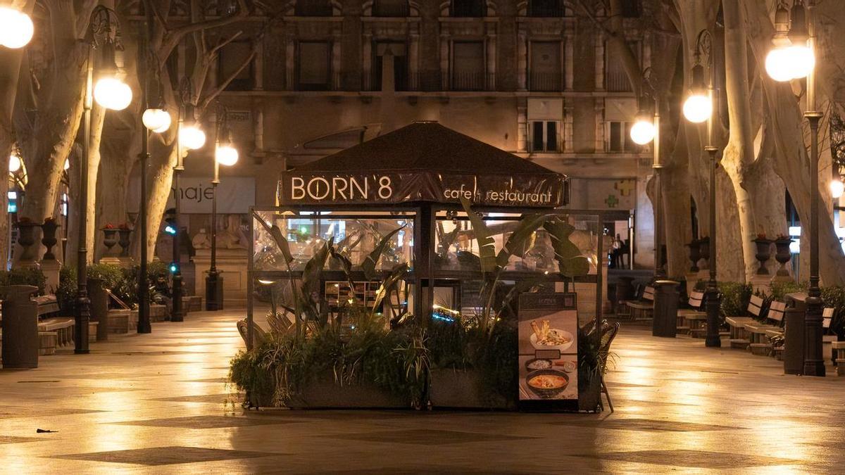 Una terraza montada en el Passeig del Born más allá de la medianoche