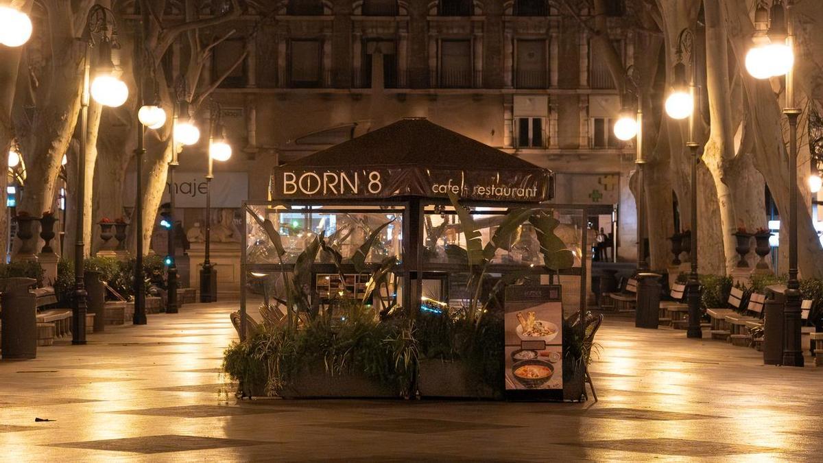 Terraza de una cafetería restaurante del Passeig del Born, montada más allá de la hora de cierre el miércoles 11 de marzo de madrugada
