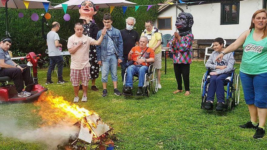 &quot;Raitana&quot; celebra San Xuan en Villaviciosa con cabezudos y gaita