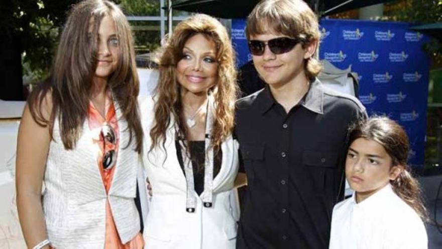 Los hijos de Michael Jackson donan diez obras de su padre