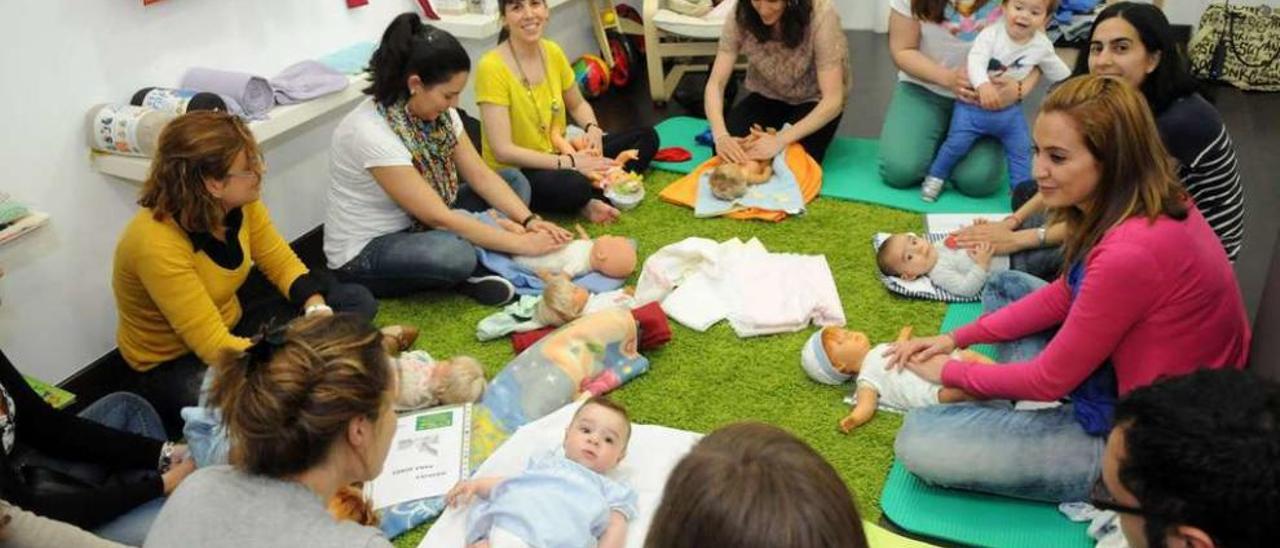 Madres con sus hijos y embarazadas en un taller sobre salud y cuidado de los bebés. // Gustavo Santos