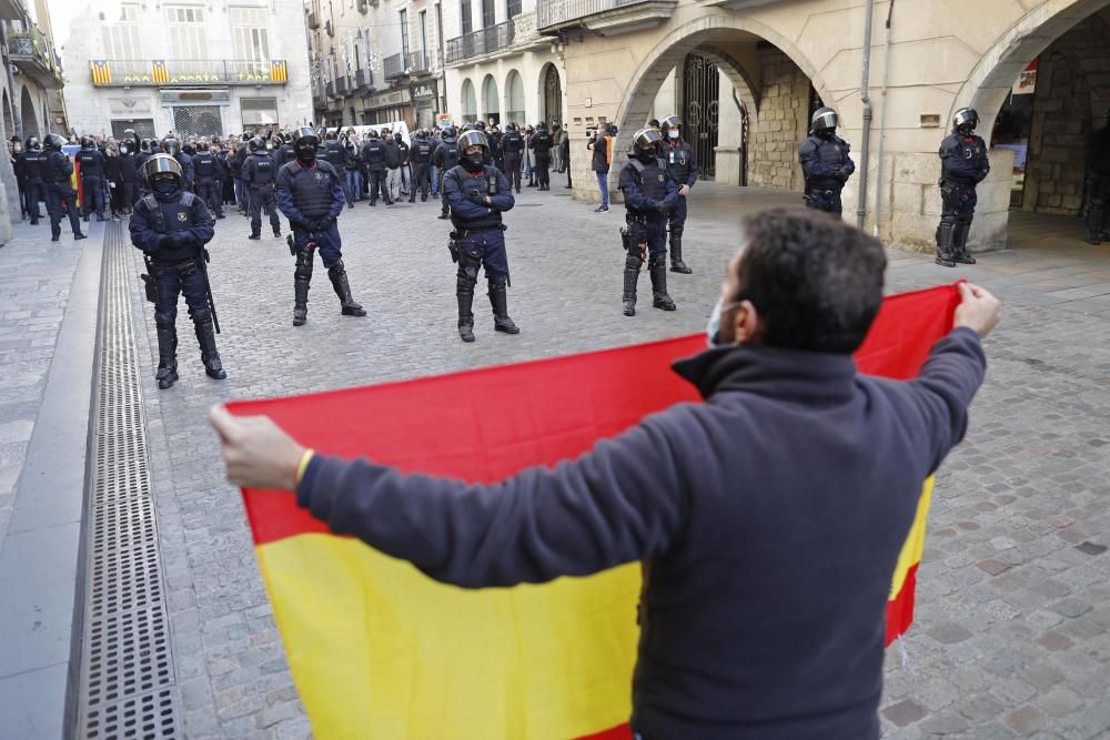 CDR i Vox es manifesten a la plaça del vi sense enfrontaments