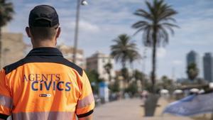 Un dels agents cívics de loperatiu impulsat per lAjuntament de Barcelona.