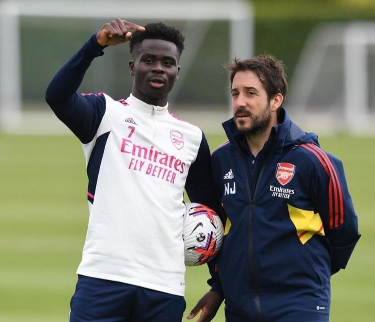 Nicolas Jover, encargado del balón parado en el Arsenal, junto a Saka
