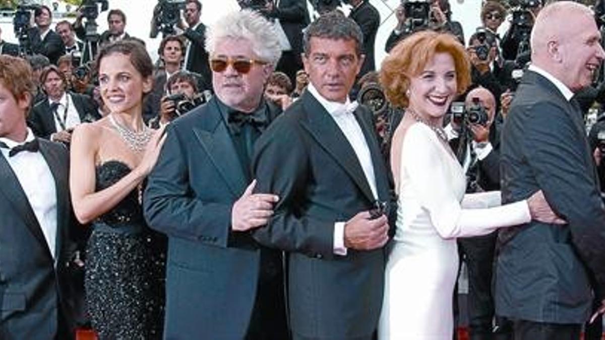 De izquierda a derecha, Blanca Suárez, Jan Cornet, Elena Anaya, Pedro Almodóvar, Antonio Banderas, Marisa Paredes y Jean-Paul Gaultier, ayer, en la alfombra roja de Cannes.