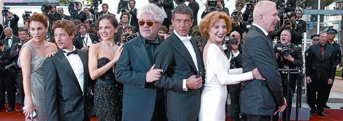 D’esquerra a dreta, Blanca Suárez, Jan Cornet, Elena Anaya, Pedro Almodóvar, Antonio Banderas, Marisa Paredes i Jean-Paul Gaultier, ahir, a l’alfombra vermella de Cannes. D’esquerra a dreta, Blanca Suárez, Jan Cornet, Elena Anaya, Pedro Almodóvar, Antonio Banderas, Marisa Paredes i Jean-Paul Gaultier, ahir, a l’alfombra vermella de Cannes.