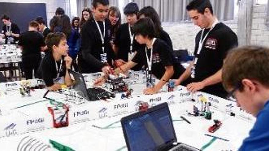 Alguns dels participants en la primera jornada de la First Lego League, que continua avui a la UdG.