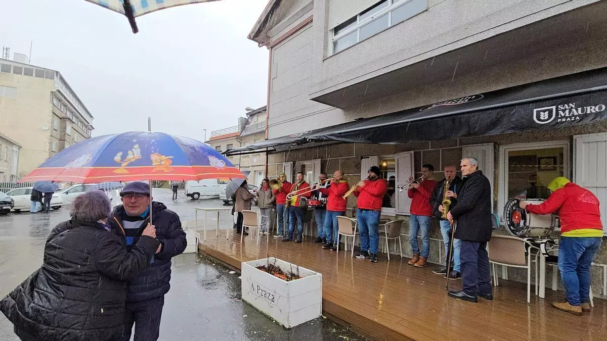 La lluvia frenó la romería en San Amaro de Matamá, pero no las ganas de bailar
