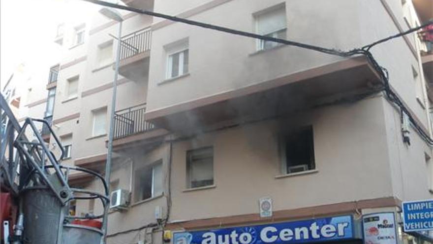 Vecinos de Antonio Silva, en Cáceres, abandonan sus casas por un incendio