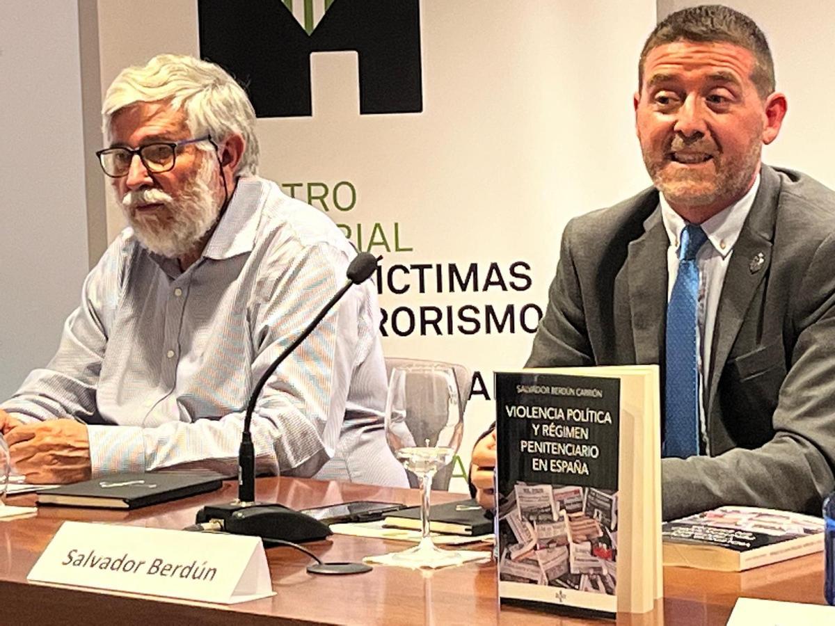 Salvador Berdún, director del Centro de Estudios de ACAIP, (derecha) en la presentación de un estudio del que es autor. A su lado, Florencio Domínguez, director del Memorial Víctimas del Terrorismo.