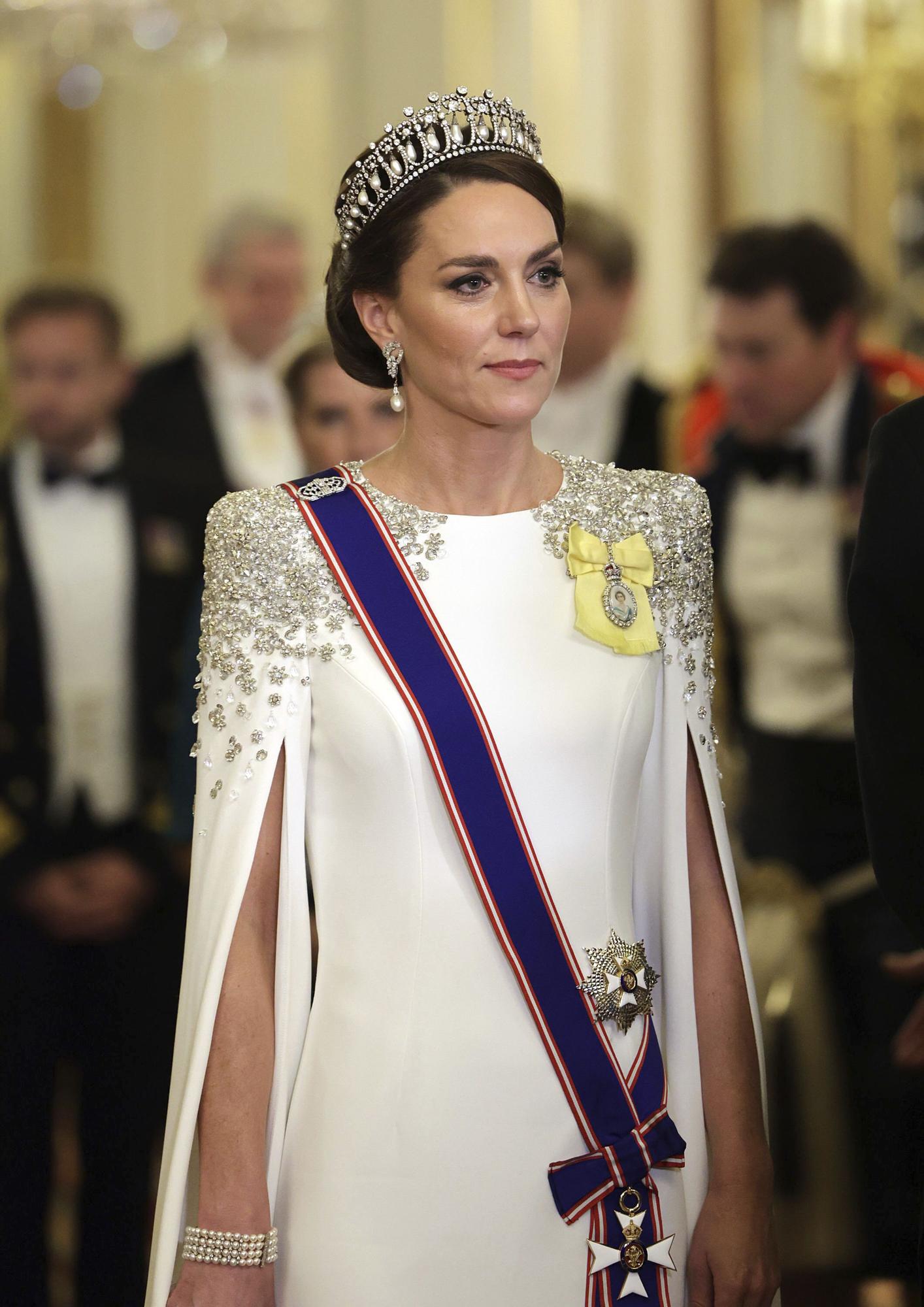 Kate Middleton, de blanco con corona de Lady Di