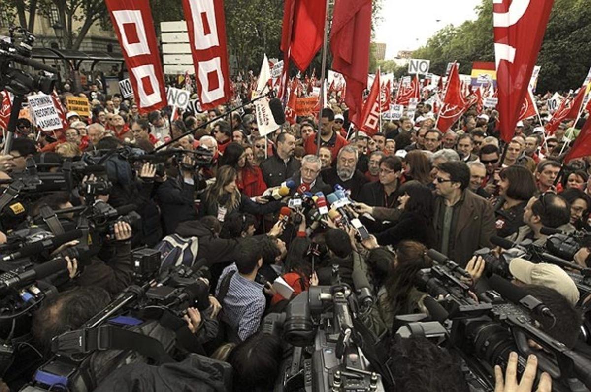 Els secretaris generals de CCOO, Ignacio Fernández Toxo, i d’UGT, Cándido Méndez, a la capçalera de la manifestació del Primer de Maig a Madrid que tenia el lema Treball, dignitat, drets. Volen acabar amb tot.