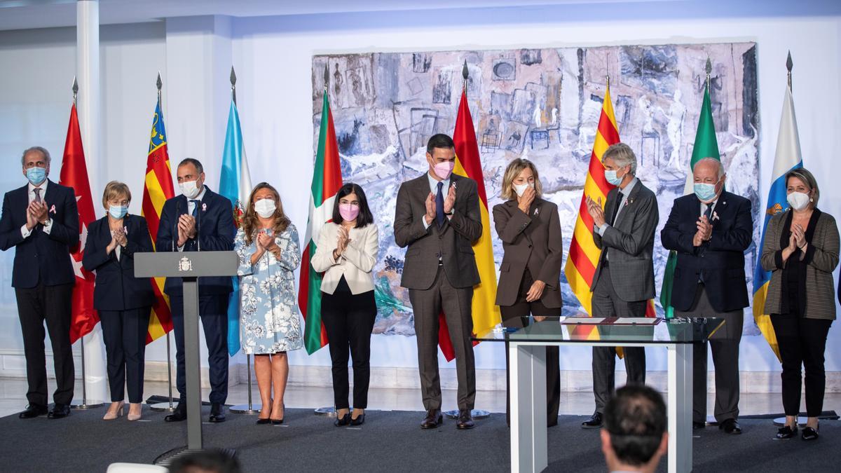 Pedro Sánchez, junto a la vicepresidenta primera de la Fundación Amancio Ortega, Flora Pérez (a la derecha), la ministra Carolina Darias y los consejeros de Sanidad de las comunidades que recibirán los equipos de protonterapia, el pasado martes, en Moncloa.