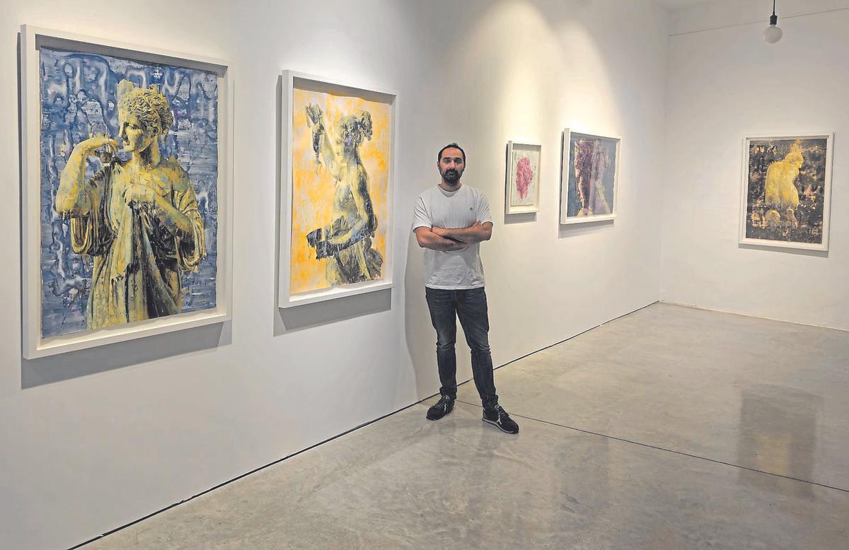 El artista Torregar junto a la exposición