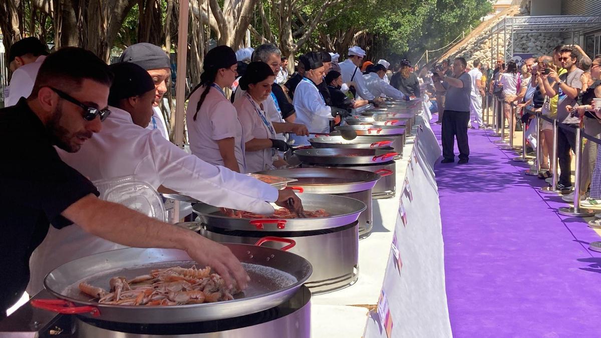 Los concursantes de la pasada edición del Concurso Internacional de Fideuà de Gandia, en pleno cocinado.