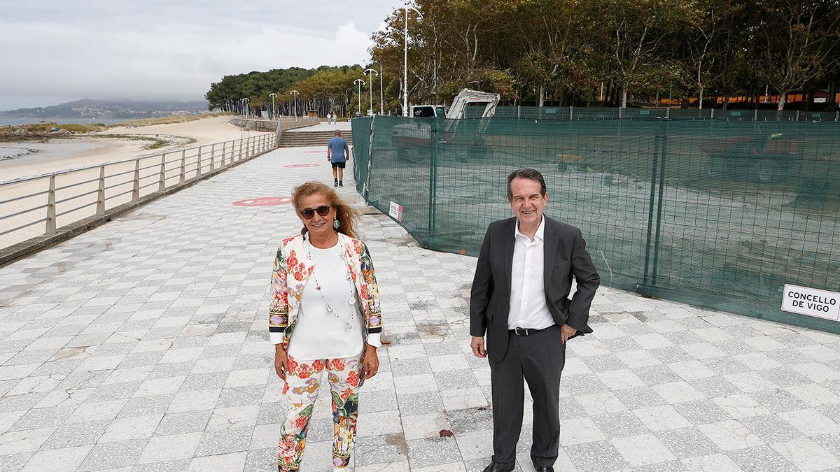 Carmela Silva y Abel Caballero en el paseo de Samil