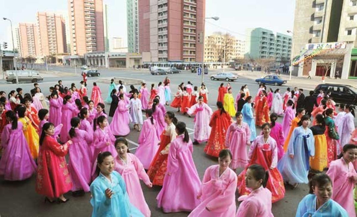 Els treballadors d’un hotel de Pyongyang (Corea del Nord) ballen per celebrar el 69 aniversari de Kim Jong Il.