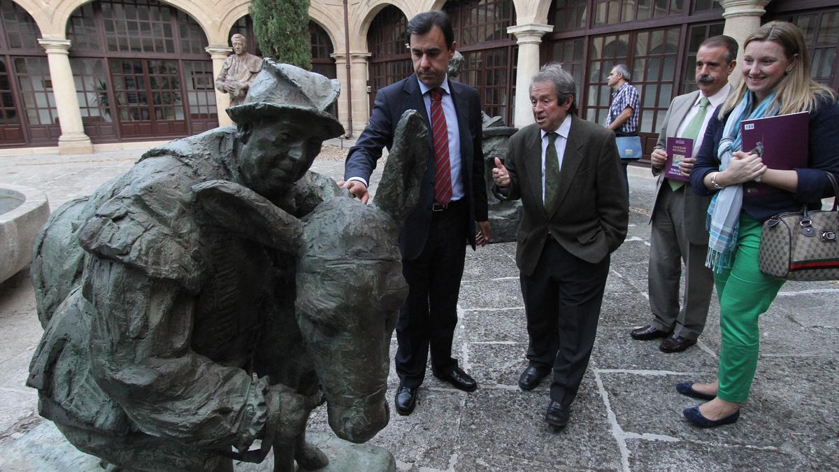 Fernando Mayoral explica a Fernando Martínez Maíllo  su escultura del Quijote