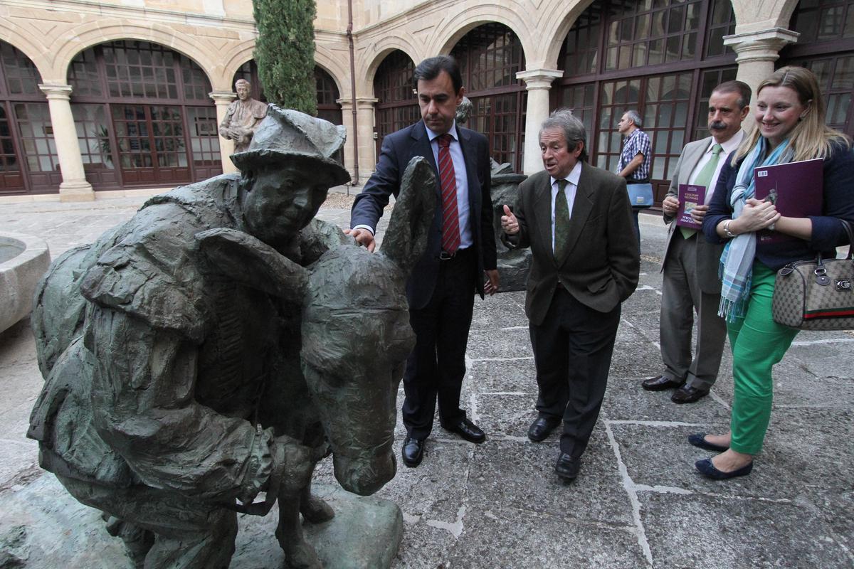 Fernando Mayoral explica a Fernando Martínez Maíllo  su escultura del Quijote