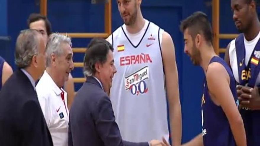 Ignacio González visita a la selección de baloncesto