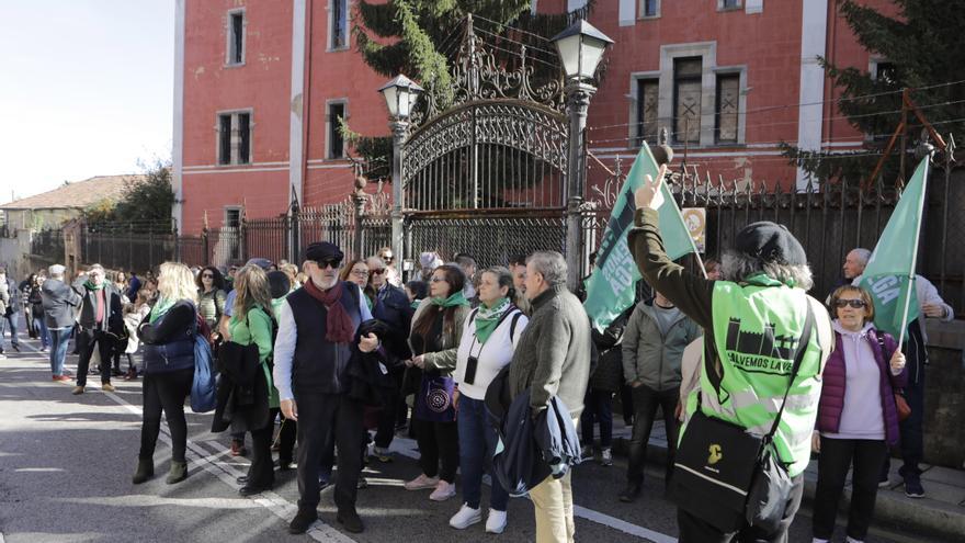 Una marcha verde exige revocar el protocolo para La Vega por ser &quot;nefasto para Oviedo&quot;